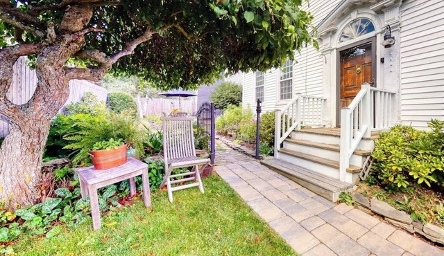 Lovely studio w/full kitchen/free WiFi- next to river/antique shops/restaurants