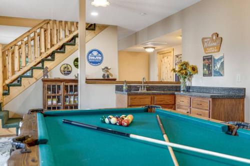 Luck's Lockout - Mountain Retreat, Balcony, Hot Tub, and Grill