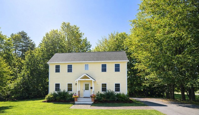 Lush Coastal Downtown Home - Beaches & Shopping