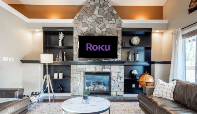 Lux Haven | Sleeps 8 | AC, Balcony | Close to YQL