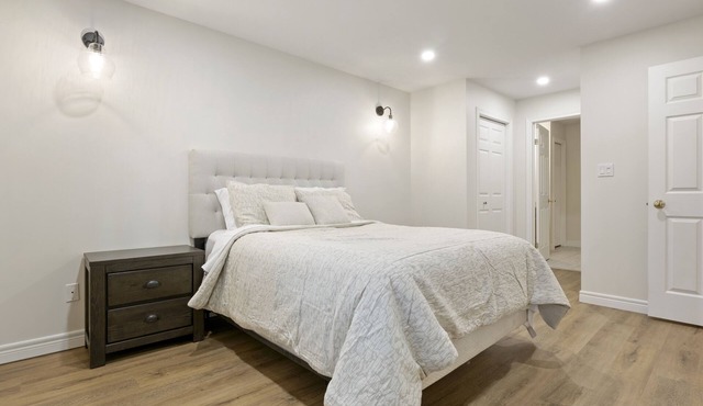Lux. Modern Blue Heron Home Fireplace, Garage, Pet-Friendly, easily accessible!
