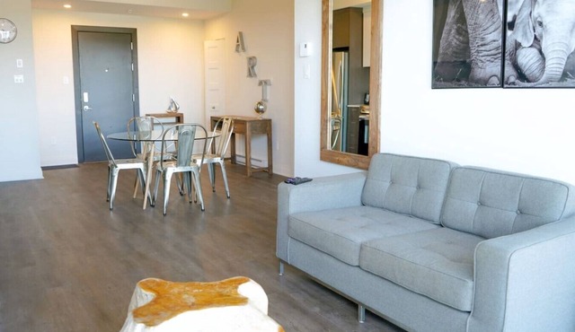 Luxe 1BR with Skyline views, Walk to Place Vertu