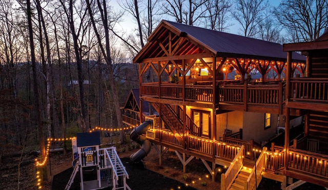 Luxe 8BR w/Pool,Outdoor Play Area, Huge Sports Bar in Sevierville