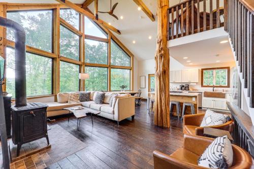 Luxe Appalachian Mountain Cabin w/Hot Tub, Views