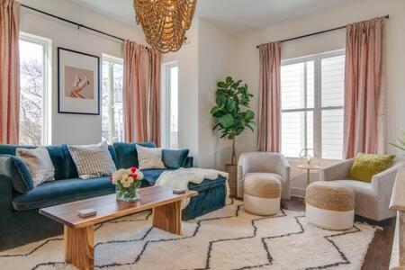 Luxe Hillsboro Village Homes for 24 with 4 Patios, Rooftops and Garage Parking, Gourmet Kitchens and Smart TVs, Walk to Vanderbilt, Pancake Pantry and Fido, 24Hr Hospitality, 10 Min to Broadway and The Parthenon