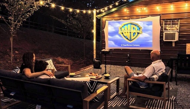 Luxe Lodge Escape - Hot Tub-Outdoor Movies-Game Room-Fire Pit