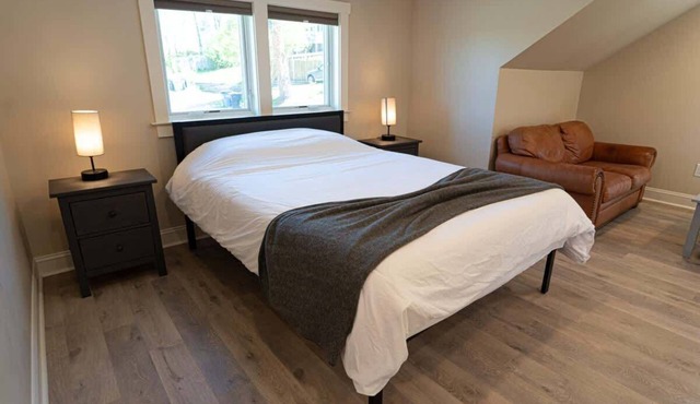 Luxe Loft: Safe~Quiet~Near Downtown, Hospitals