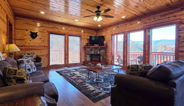 Luxe Sister Cabins, Sleeps 24, Pool, Hot Tub, Games