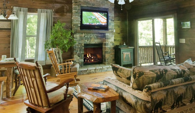 Luxuary Cabin secluded on 40 acres of Spectacular Mountain Wilderness.