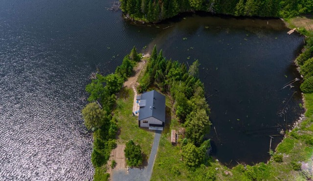 Luxurious Chalet Aube - Waterfront, Spa, Fireplace