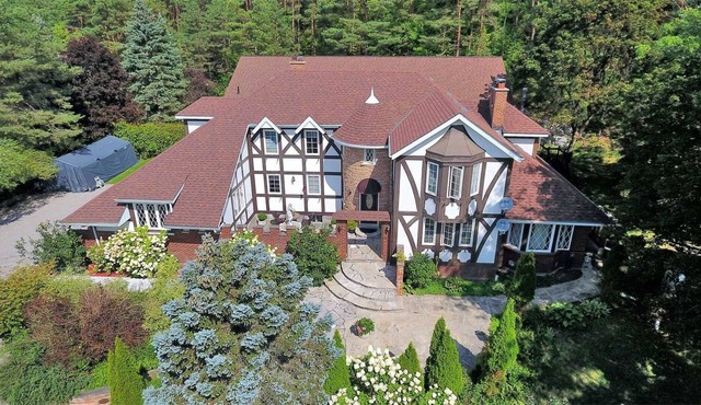 Luxurious 10 bedroom Villa w/ Indoor Pool & Hot Tub in Stouffville