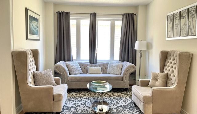 Luxurious 4bdrm family home in the Kawartha Region close to great hiking trails