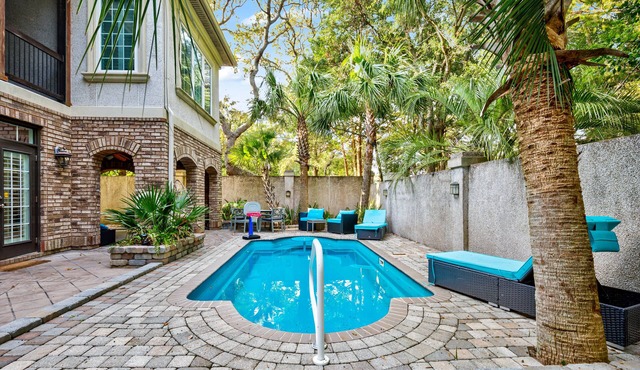 Luxurious and Spacious retreat with pool, game room - walk to beach