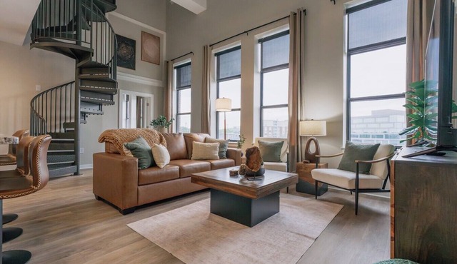 Luxurious Downtown Penthouse-2 bed 3 bath plus loft- City View 402