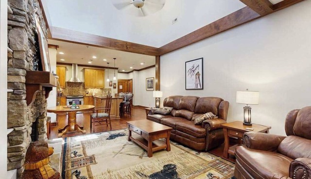 Luxurious escape in the heart of Lake Lure with Wifi and Private Porch