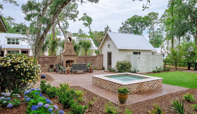 Luxurious Pet-Friendly Cottage, Private Courtyard with Fireplace & Spa