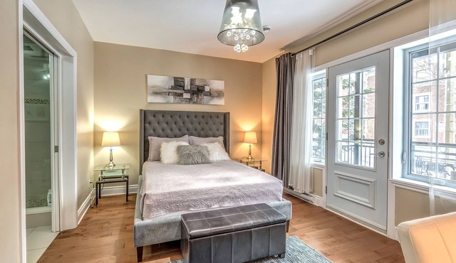 Luxury 2 bedroom, 2 bath condo , 2 balconies, hi speed WIFI with FREE parking