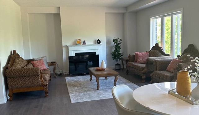 Luxury 5 bedroom home in Simcoe