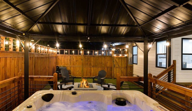Luxury 5BR Downtown | Hot Tub | FirePit | GameRoom
