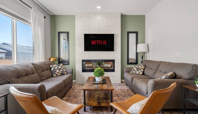 Luxury 5BR Sleeps 16 3 Kitchens + TVs in Rooms