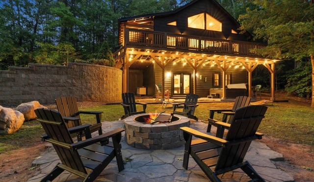 Luxury Cabin: Hot Tub & Game Room
