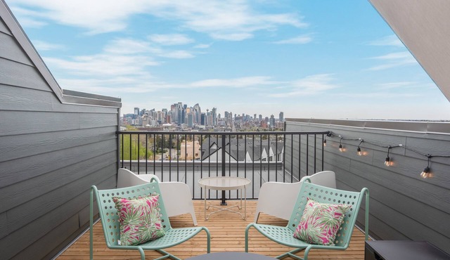 Luxury city skyline view new townhome right by golf course