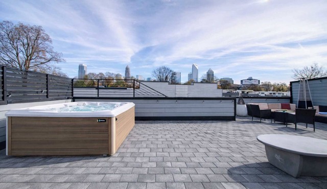 Luxury Getaway: Hot Tub, Grill, Near Uptown!