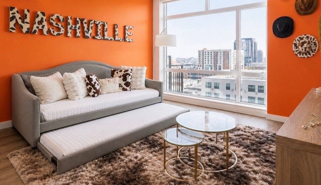 Luxury High-Rise, Walk to Broadway, Pool + Sky Lounge, coffee essentials