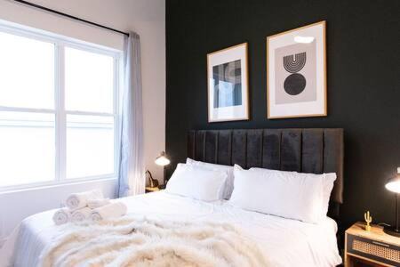 Luxury Hillsboro Village Rooftop Retreat Sleep 12 w Chef s Kitchen Smart TVs & Garage Walk to Vanderbilt Pancake Pantry & Boutique Shopping Minutes to Broadway 12 South & The Parthenon 24 7 Hospitality