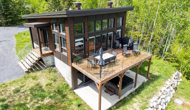Luxury House with Breathtaking River Views: Hot Tub & Stargazing Perfect Getaway