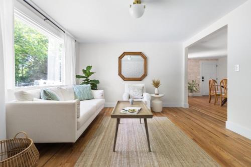 Luxury King 125 year historic home 2 blocks from Main St