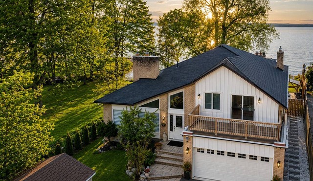 Luxury Lake Simcoe Waterfront Retreat Sandy Beach, Hot Tub & Spectacular Sunsets