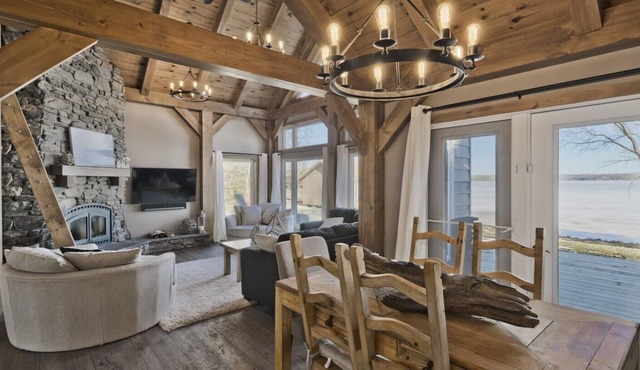 LUXURY LAKEFRONT COTTAGE