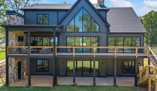 Luxury Lakefront Getaway - Space Galore