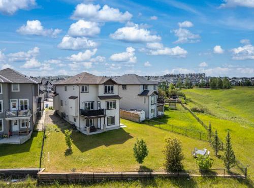 LUXURY LAKEVIEW HOME - 2500sqft of private space with 5 Beds, 4 Bath, 2 Living Rooms, Kitchen, AC, Jacuzzi, 10 Guests Max, Basement Not Included, 18-min to Airport, 20-min to Downtown, 80-min to Banff