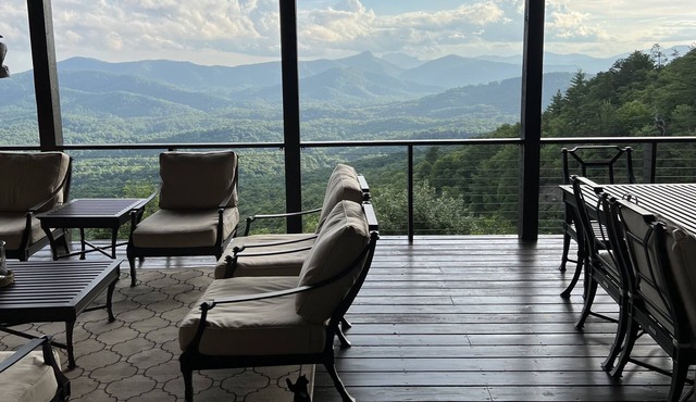 Luxury mountain home w/great long range views!