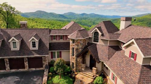 Luxury Mountaintop 2-Home Compound on 50 acres, Sleeps 28, Black Mountain, Asheville