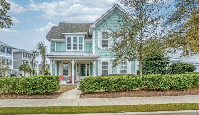 Luxury North Beach Resort home w/pool, master on main, 2 min walk to beach