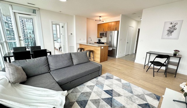 Luxury Penthouse Suite in the Heart of Square One with Spectacular Views!