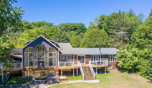 Luxury Retreat On Lake Joseph