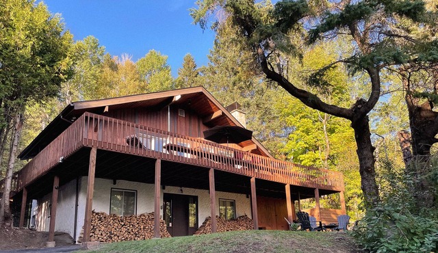 Magnificent mid-century style chalet with 3 bedrooms and in-ground pool