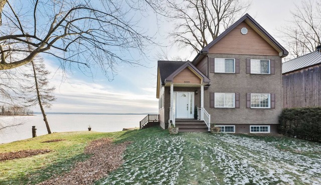 Magnificent waterfront cottage on Ottawa river