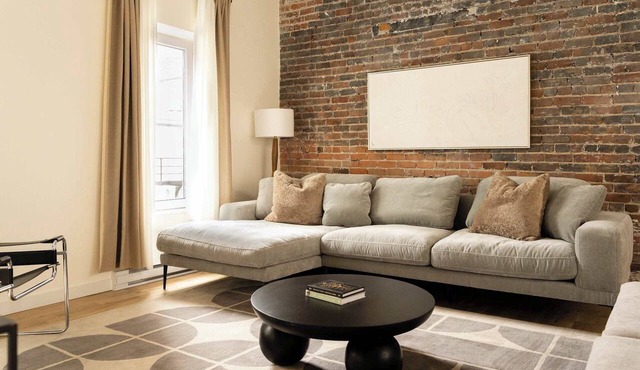 Maison Place Jacques-Cartier Luxury One-Bedroom Apartment Old Montreal Freestanding bath Full Kitchen Skylight Wi-Fi AC