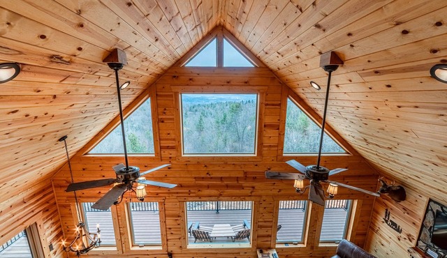 Majestic Oasis - Stunning views, hot tub, fireplace, outdoor fire pit, Wi-Fi