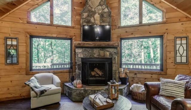 'Make Your Mark' Cozy Sapphire Cabin with Hot Tub