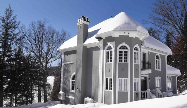 Manor cottage on a Quebec lake, 2 hours from Montreal