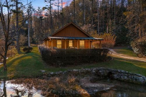 Maple Gap Cabins - 66 Acre Nature Retreat with TWO Charming Cabins