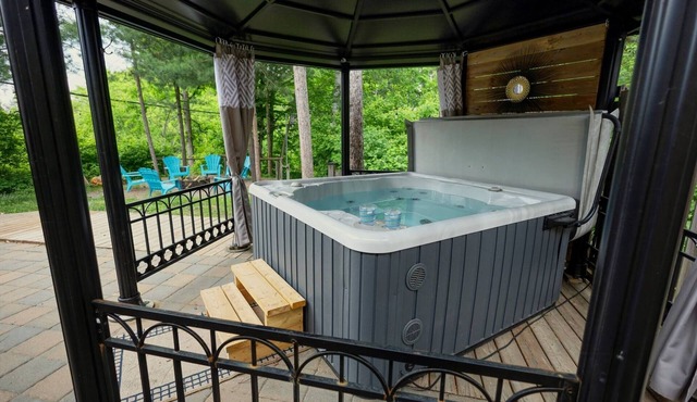Marina Boutique - Cozy Rancher with HOT TUB!