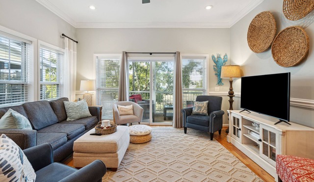 Marsh & River Views, Large Screen Porch, Community Pool & Dock - Crawdads Sing