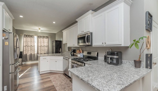 Masters Rental-14 minute drive, 4-bedroom house, with privacy, screened porch